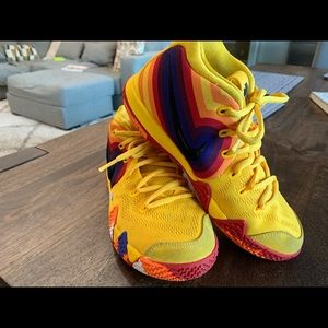 Boys Nike Kyrie Irving shoes sz 4Y